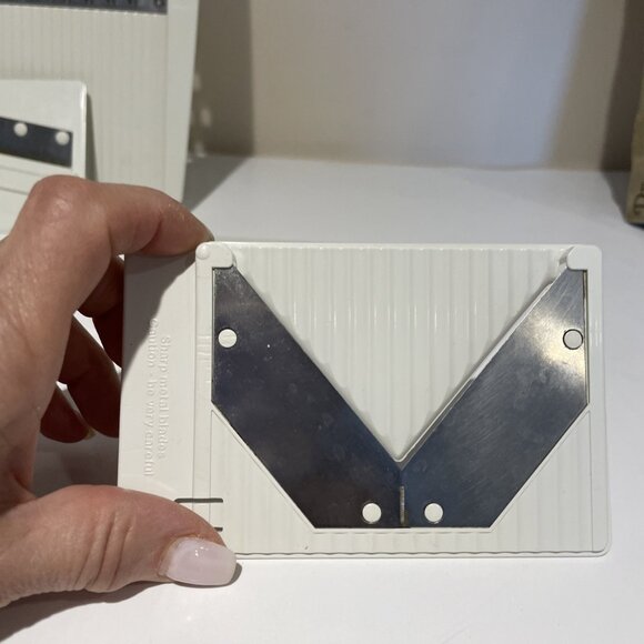 The Pampered Chef Ultimate Slice & Grate Mandoline Slicer 1085 - Picture 5 of 10